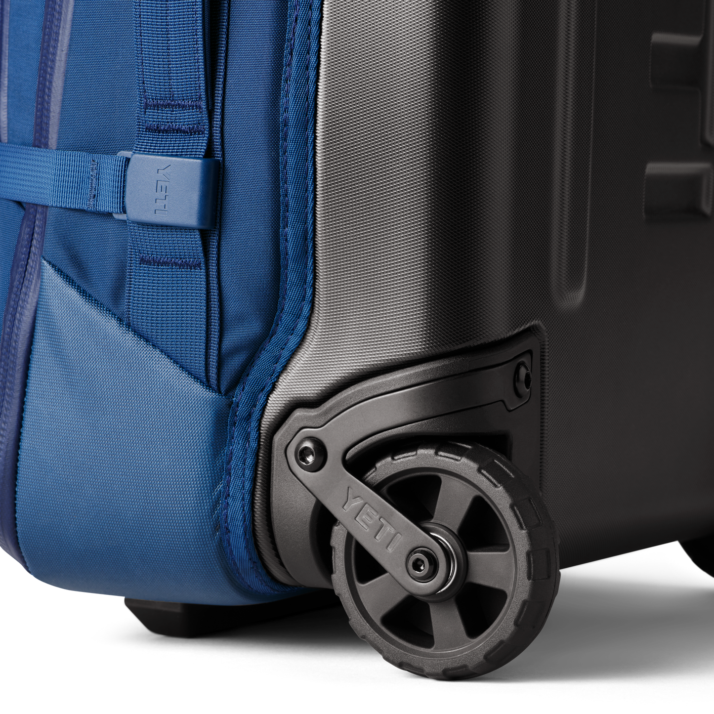 Crossroads® 35L/22" Wheeled Luggage Navy